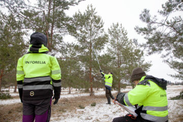 Team Varte Veikot keräsi vartteita Fin Forelian omalle siemenviljelmälle. Kuvassa vasemmalta taimitarhatyöntekijä Minna Malkki, projektipäällikkö Reijo Herranen ja kehityspäällikkö Anne Immonen. (Kuvaaja: Mikko Riikilä)