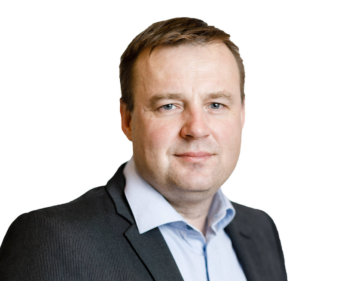 Jaakko Vierola raportoi tehtävässään Metsä Fibren sahaliiketoiminnan tuotantojohtaja Virva Juholalle. (Kuva: Metsä Group)

