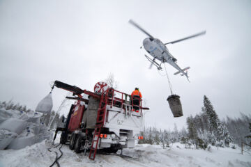 Helikopterilla tehty tuhkalannoitus maksaa 600-700 euroa hehtaarilla. Valtion metka-tukea on tarjolla 270 euroa. (Kuvaaja: Mikko Riikilä)