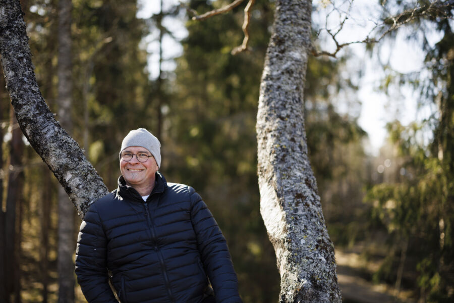Kipinä metsäalalle syttyi kotitilan metsistä. Jari Yli-Talonen on ollut nuorena isänsä apuna savotalla ja rankakuorman kyydissä hevosen vetämänä. (Kuvaaja: Seppo Samuli)