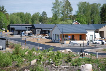 Kun korot laskevat, niin rakentaminen piristyy. Näin on tapahtunut ainakin odotusten tasolla ja pientalokaupassa on jo havaittaviakin elpymisen merkkejä. Tuusulan Häriskiven alueella nousee parhaillaan useita omakotitaloja. (Kuva: Mikko Häyrynen)
