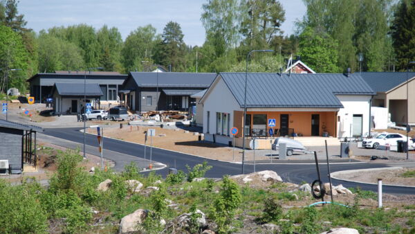 Kun korot laskevat, niin rakentaminen piristyy. Näin on tapahtunut ainakin odotusten tasolla ja pientalokaupassa on jo havaittaviakin elpymisen merkkejä. Tuusulan Häriskiven alueella nousee parhaillaan useita omakotitaloja. (Kuva: Mikko Häyrynen)