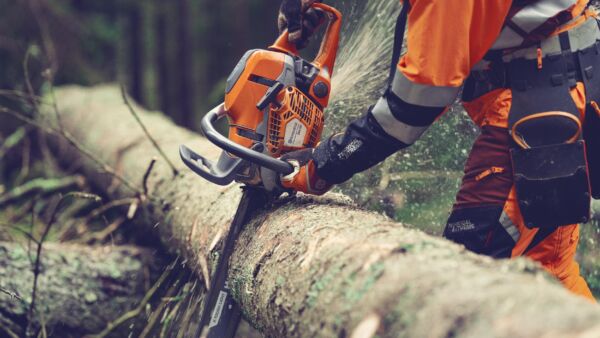 564 XP on Husqvarnan ensimmäinen polttoaineen ruiskutuksella varustettu moottorisaha. (Kuva:Husqvarna)