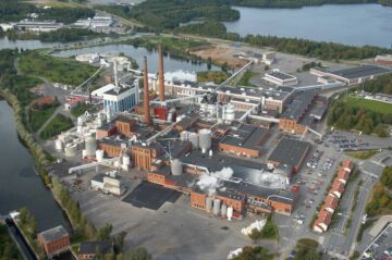 Tervasaaren tehtaaln tuotantokapasiteetti on noin 300 000 tonnia tarrojen taustapaperia vuodessa. Tehdas on alunperin perustettu vuonna 1872. (Kuva: UPM)
