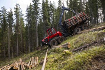 Komatsun kuormatraktorimallisto menestyy Ruotsissa. Kuvassa järeä kuormatraktori Komatsu 895.1  (Kuvaaja: Komatsu Forest Ab)