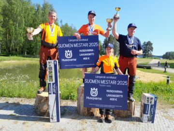 SM-mitalistit (vas.) Jarmo Laatilainen, Jukka Perämäki ja Pentti Paananen. Edessä naisten sarjan voittaja Janniina Hämäläinen. (Kuva: Risto Mykkänen)