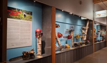 Metsämuseo Luston uudessa Galleriassa esitellään moottorisahojen evoluutiota ja estetiikkaa. (Kuvaaja: Lusto)