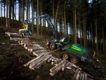Kahdeksanpyöräinen uutuusharvesteri 1470H sopii etenkin rinnetyöskentelyyn ja vaativiin olosuhteisiin. (Kuva: John Deere)