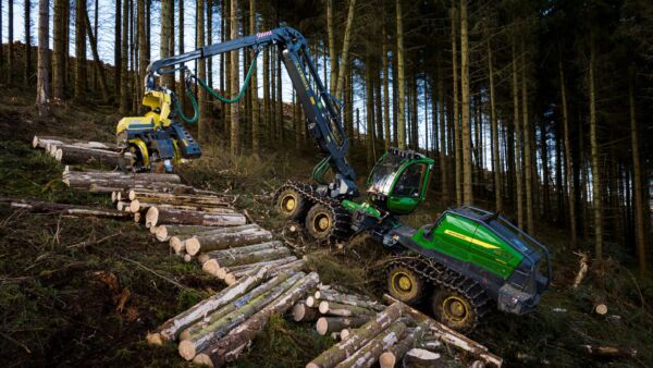 Kahdeksanpyöräinen uutuusharvesteri 1470H sopii etenkin rinnetyöskentelyyn ja vaativiin olosuhteisiin. (Kuva: John Deere)