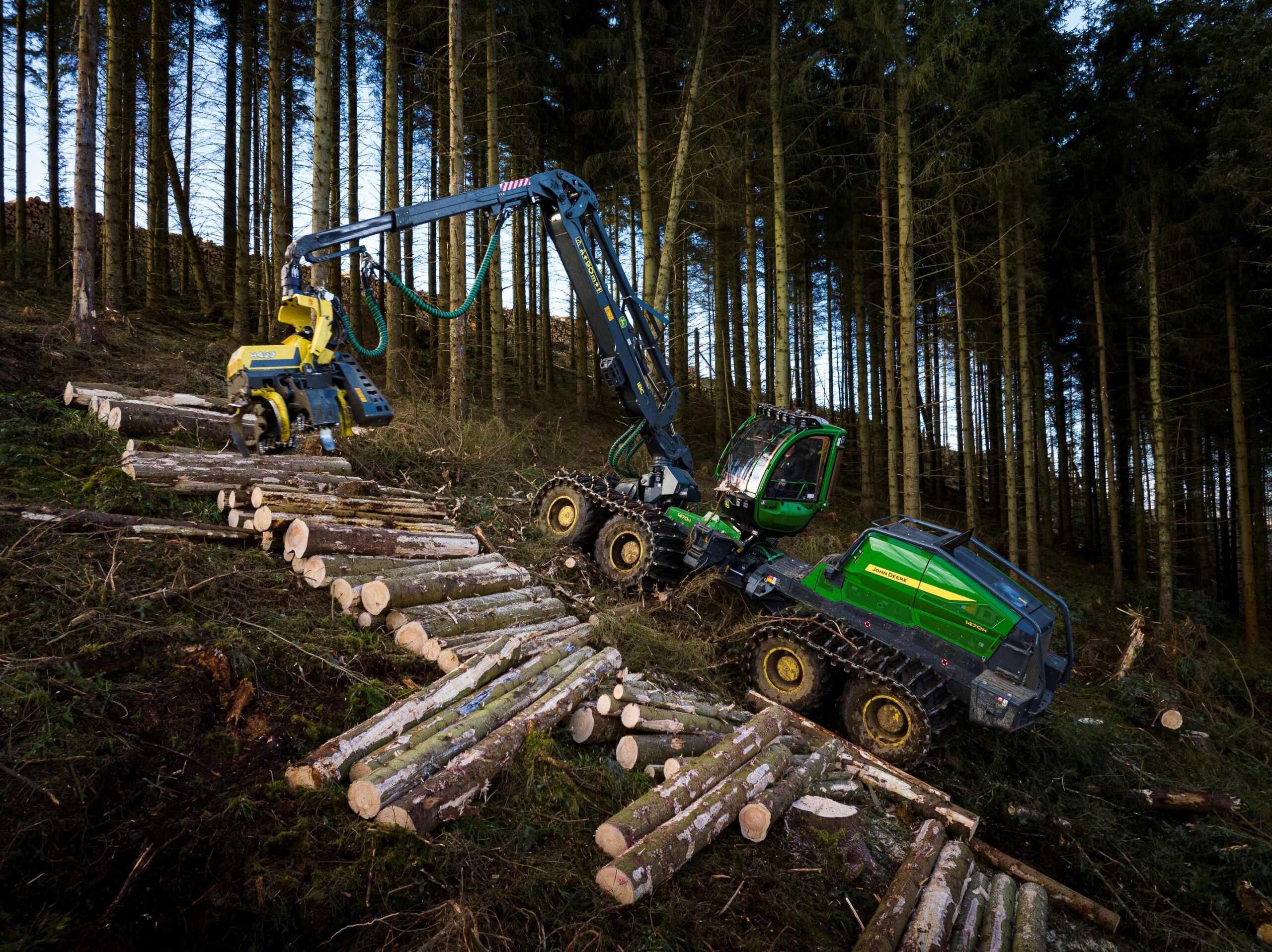 Deere esittelee Forexpossa uutuusharvesteria suurten puiden korjuuseen