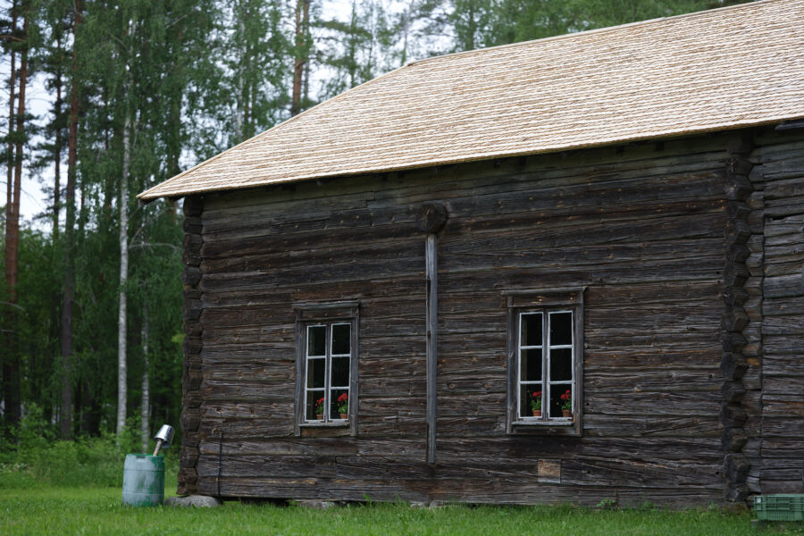 Kesäkuussa Joutsan talomuseo sai uuden pärekaton.