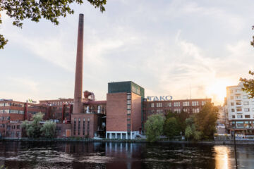 Takon kartonkitehdas sijaitsee Tampereen ydinkeskustassa tontilla, jolla puuta alettiin jalostaa jo vuonna 1865. (Kuva: Metsä Group)
