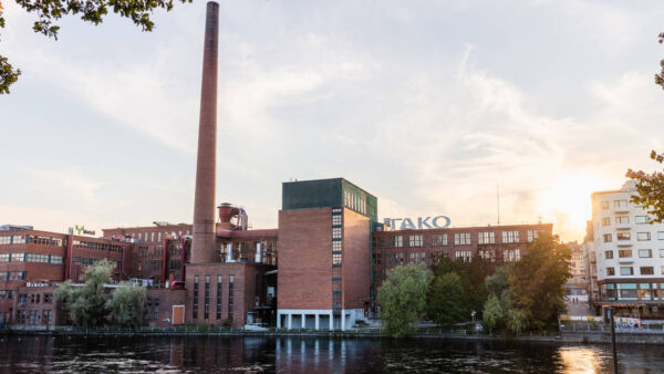Takon kartonkitehdas sijaitsee Tampereen ydinkeskustassa tontilla, jolla puuta alettiin jalostaa jo vuonna 1865. (Kuva: Metsä Group)