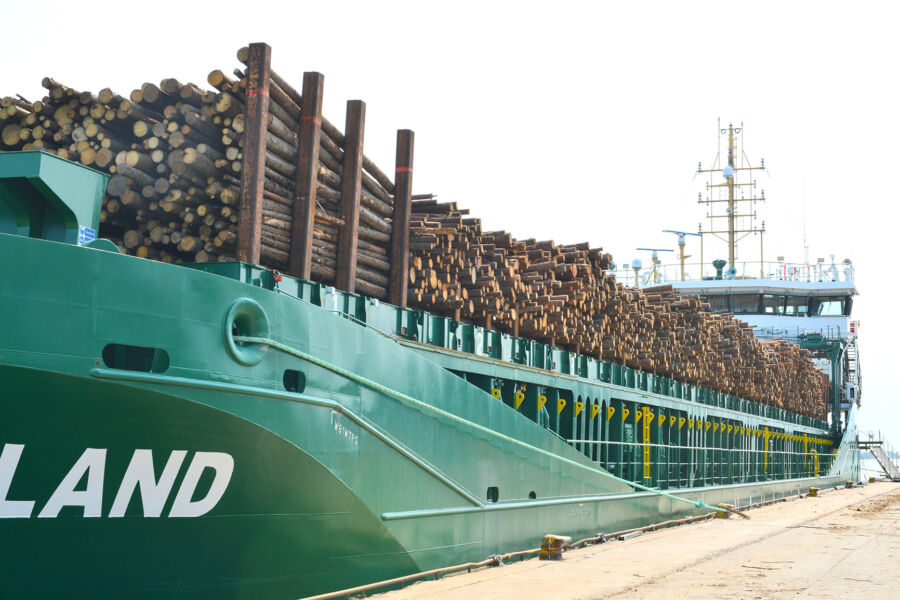Kesäkuun alussa Loviisan satamasta lähti Family Timber Finlandin kokoama 5 700 kuution havukuitupuulasti kohti Ruotsia. (Kuvaaja: Arto Henriksson)
