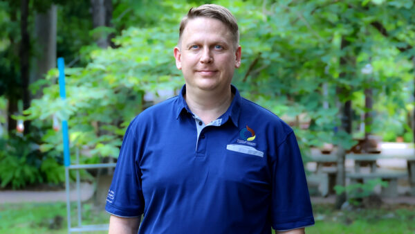 Tomi Kaakkurivaara pukeutuu töissä yliopiston pukukoodin mukaisesti kauluspaitaan ja suoriin housuihin. Yliopiston pikeepaitaa on saatavilla monessa eri värissä. (Kuvaaja: Kasetsartin Yliopisto)