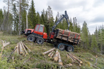 Komatsun 898 kuormatraktori kantavuus on 25 tonnia. (Kuvaaja: Komatsu Forest Ab)