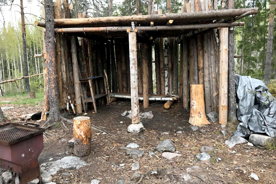 Anna-Kaarina Winqvist Jaakkolan metsästä on kaadettu luvatta järeitä puita, joista on tehty laavurakennelma. Metsänomistajalla on oikeus purkaa luvattomat rakennukset mailtaan ja asiasta voi tehdä myös rikosilmoituksen. Tekijöitä on tosin usein vaikea saada kiinni saati korvaamaan vahinkoja. (Kuvaaja: Markku Winqvist)