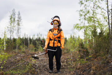Metsuri Satu Saarelainen ei laske sahatessaan tankillisia. Kanisteri on aina sijoitettu palstalle niin, ettei askelia tyhjällä tankilla tule. (Kuvaaja: Matias Honkamaa)
