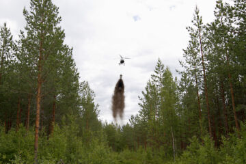 Tuhkasta on tullut niukkuustuote ilmeisen yllättäen, sillä sekä metsäntutkimukselta että lannoitevalmistajilta odotetaan nyt vaihtoehtoja kiireen kanssa. (Kuvaaja: Sami Karppinen)