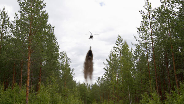 Tuhkasta on tullut niukkuustuote ilmeisen yllättäen, sillä sekä metsäntutkimukselta että lannoitevalmistajilta odotetaan nyt vaihtoehtoja kiireen kanssa. (Kuvaaja: Sami Karppinen)