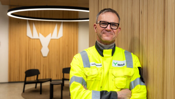 Jussi Vanhanen seuraa tehtävässään eläköityvää Ilkka Hämälää. (Kuvaaja: Mika Nuorva/Metsä Group)