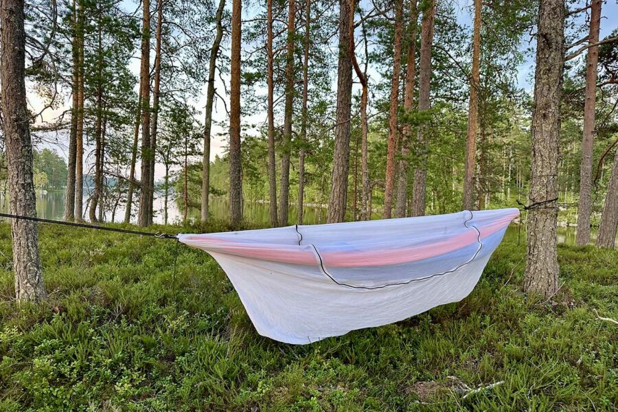 Riippumaton hyönteisverkko oli kohtuullisen nopea ja helppo asentaa. Se päästi heinäkuun helteillä hyvin yön raikkauden läpi. (Kuvaaja: Tiia Puukila)