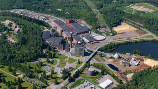 Simpeleen tehtaan tuotannon energiankäytöstä jo nykyisin 89 prosenttia on fossiilitonta, uuden teknologian ansiosta osuus nousee 98 prosenttiin kuluvan vuoden loppuun mennessä. (Kuva: Metsä Group)