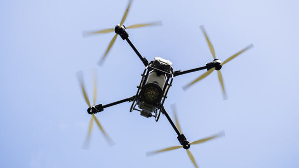 Suomessa droonin lennättäjän tulee rekisteröityä dronetoimijarekisteriin. Joskus lennättäjältä vaaditaan myös lisäteoriakokeen suorittamista. (Kuvaaja: Matias Honkamaa)