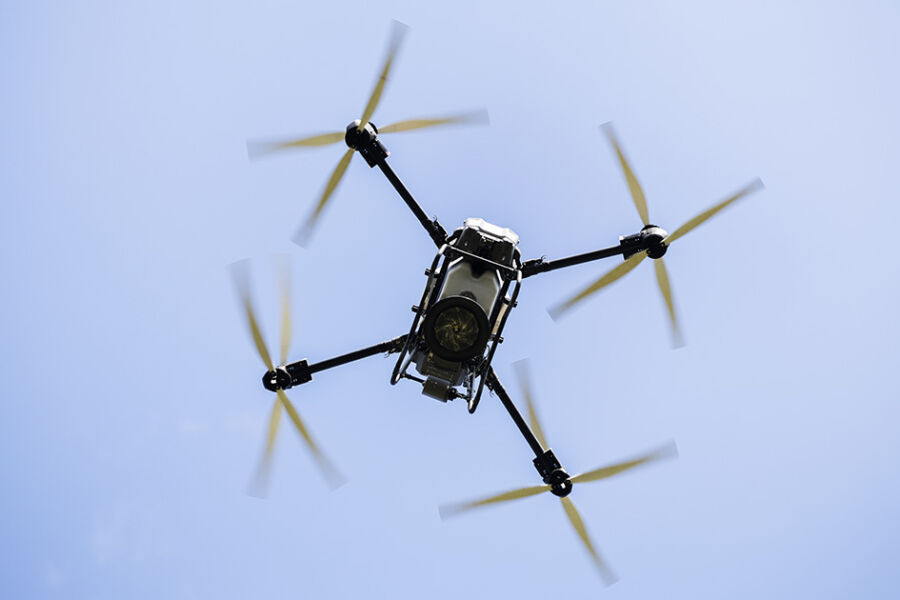 Suomessa droonin lennättäjän tulee rekisteröityä dronetoimijarekisteriin. Joskus lennättäjältä vaaditaan myös lisäteoriakokeen suorittamista. (Kuvaaja: Matias Honkamaa)