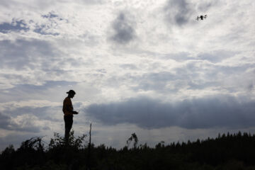 Suomessa drooneja käytetään jo metsälannoitteiden lentolevitykseen. (Kuvaaja: Matias Honkamaa)