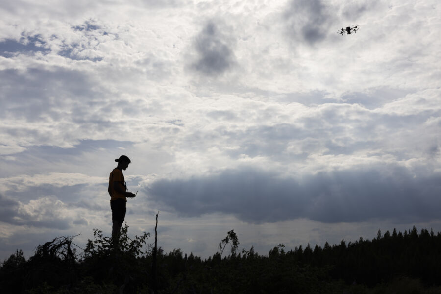 Suomessa drooneja käytetään jo metsälannoitteiden lentolevitykseen. (Kuvaaja: Matias Honkamaa)
