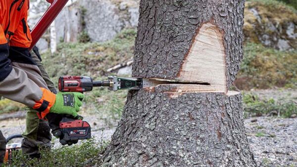 Forstreich TR24-HD-kaatokiila nostaa enemmän kuin järeinkään kaatotunkki. (Kuvaaja: Mikko Riikilä)