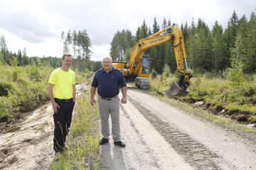 Timo Vedenpää (oik.) laittoi Ilolan metsätien perusparannuksen vireille viime syksynä, kun huomasi tukiehtojen heikentyvän vuoden 2026 alusta. Hankkeen toimijaksi valikoitui yrittäjä Markus Seppäkoski. Viime viikolla Jämsässä oli käynnissä kaivinkonetyöt ja seuraavaksi käynnistyy murskeen ajo. (Kuvaaja: Sami Karppinen)