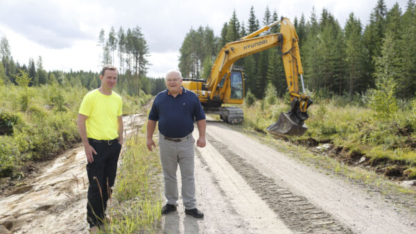 Timo Vedenpää (oik.) laittoi Ilolan metsätien perusparannuksen vireille viime syksynä, kun huomasi tukiehtojen heikentyvän vuoden 2026 alusta. Hankkeen toimijaksi valikoitui yrittäjä Markus Seppäkoski. Viime viikolla Jämsässä oli käynnissä kaivinkonetyöt ja seuraavaksi käynnistyy murskeen ajo. (Kuvaaja: Sami Karppinen)
