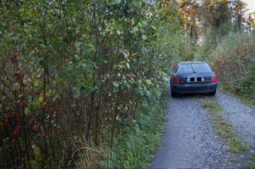 Auto tulee pysäköidä metsään niin, ettei se aiheuta haittaa muulle liikenteelle, ei isommillekaan ajoneuvoille. (Kuvaaja: Mikko Riikilä)
