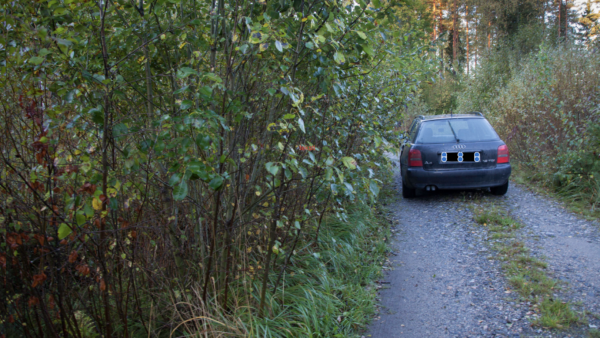 Auto tulee pysäköidä metsään niin, ettei se aiheuta haittaa muulle liikenteelle, ei isommillekaan ajoneuvoille. (Kuvaaja: Mikko Riikilä)