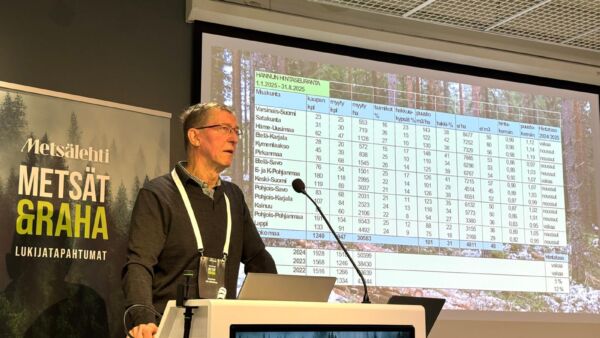 	Tänä vuonna metsätilojen hintataso on ollut vakaa tai noussut, Hannu Liljeroos kertoi Metsät & raha -tapahtumassa. (Kuvaaja: Anna Back)