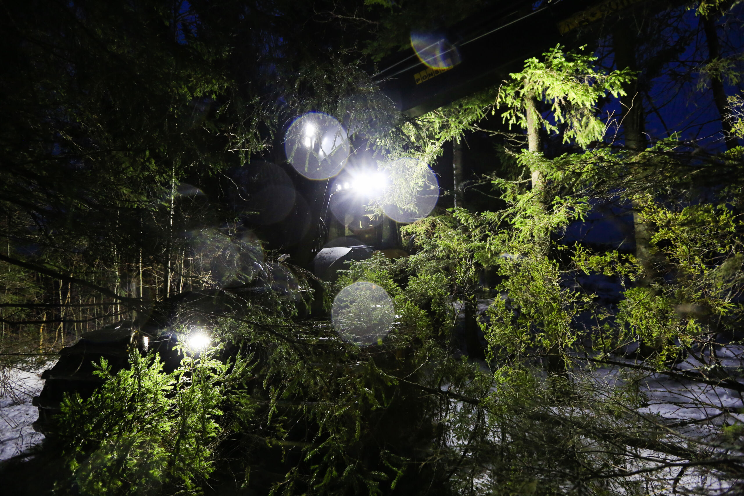 Historiallinen tilanne puunkorjuussa – ”Yli puolet koneista seisoo”