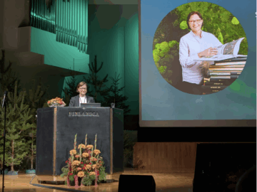 Suomen Metsäyhdistyksen uusi kunniajäsen Eliisa Kallioniemi on tehnyt työuransa Metsälehdessä. Metsäsuhdetta on hänen mukaansa syventänyt metsänomistajuus ja kasvaminen metsän keskellä.