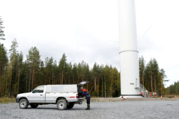 Matti Änäkkälän metsään on juuri valmistunut tuulivoimala, joka on yksi 69 myllyä käsittävästä Suomen suurimmasta tuulipuistosta. Samalla syntyi ruhtinaallinen parkkipaikka, mikä sopinee myös puun varastointiin.  (Kuvaaja: Sami Karppinen)