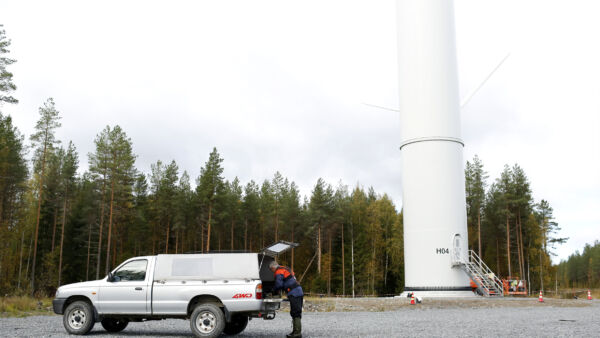 Matti Änäkkälän metsään on juuri valmistunut tuulivoimala, joka on yksi 69 myllyä käsittävästä Suomen suurimmasta tuulipuistosta. Samalla syntyi ruhtinaallinen parkkipaikka, mikä sopinee myös puun varastointiin.  (Kuvaaja: Sami Karppinen)