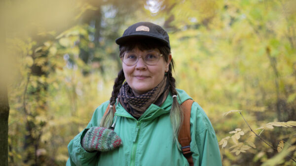 Metsävahti Elina Ilves vahtii hakkuu-uhan alla olevia luonnonmetsiä Keski-Suomessa. Hän seuraa hakkuuilmoituksia, tarkkailee satelliittikuvia ja käy paikan päällä metsissä. (Kuva: Iida Liimatainen/Greenpeace)