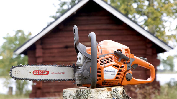Husqvarna 450S sopii esimerkiksi kesämökkiläisen polttopuusavottaan. (Kuvaaja: Mikko Riikilä)