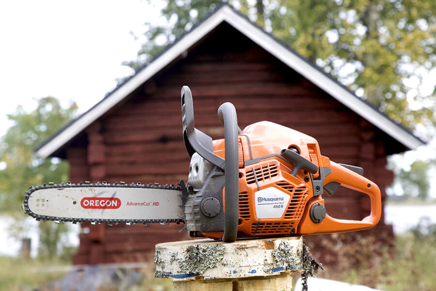 Husqvarna 450S sopii esimerkiksi kesämökkiläisen polttopuusavottaan. (Kuvaaja: Mikko Riikilä)