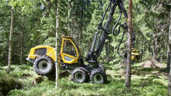 Valtaosa Sampon harvennuskoneista myydään ulkomaille. Suomessa pienille metsäkoneille ei ole markkinoita. Kuvassa viime vuonna esitelty kuusipyöräinen HR 56 -hakkuukone.
