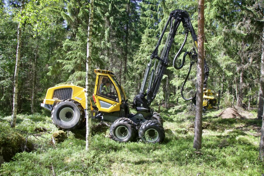 Valtaosa Sampon harvennuskoneista myydään ulkomaille. Suomessa pienille metsäkoneille ei ole markkinoita. Kuvassa viime vuonna esitelty kuusipyöräinen HR 56 -hakkuukone.
