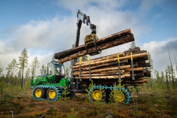 Deeren mukaan uuden kuormatraktorin tuottavuushyöty on merkittävä: esimerkkilaskelman mukaan se tuo jopa 2000 tonnia enemmän puuta vuodessa tien varteen kuljetus- tai työvoimakustannusten kasvamatta. (Kuva: John Deere)