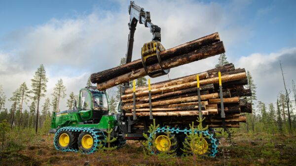 Deeren mukaan uuden kuormatraktorin tuottavuushyöty on merkittävä: esimerkkilaskelman mukaan se tuo jopa 2000 tonnia enemmän puuta vuodessa tien varteen kuljetus- tai työvoimakustannusten kasvamatta. (Kuva: John Deere)