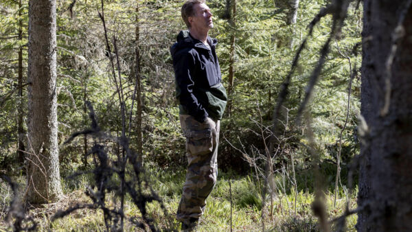 Luken ja Helsingin yliopiston mittauksissa Tammelassa turpeen hajoaminen ja turpeesta vapautuneet hiilidioksidipäästöt vähenivät kahdessa vuodessa avohakkuun jälkeen, tutkija Markku Saarinen kertoo. (Kuvaaja: Marjaana Malkamaki)