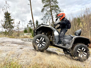 Sähkömönkijällä pääsee mateluvauhtia jyrkässäkin maastossa, sillä käytössä on täysi vääntö ja teho pienissäkin nopeuksissa. (Kuvaaja: Tiia Puukila)